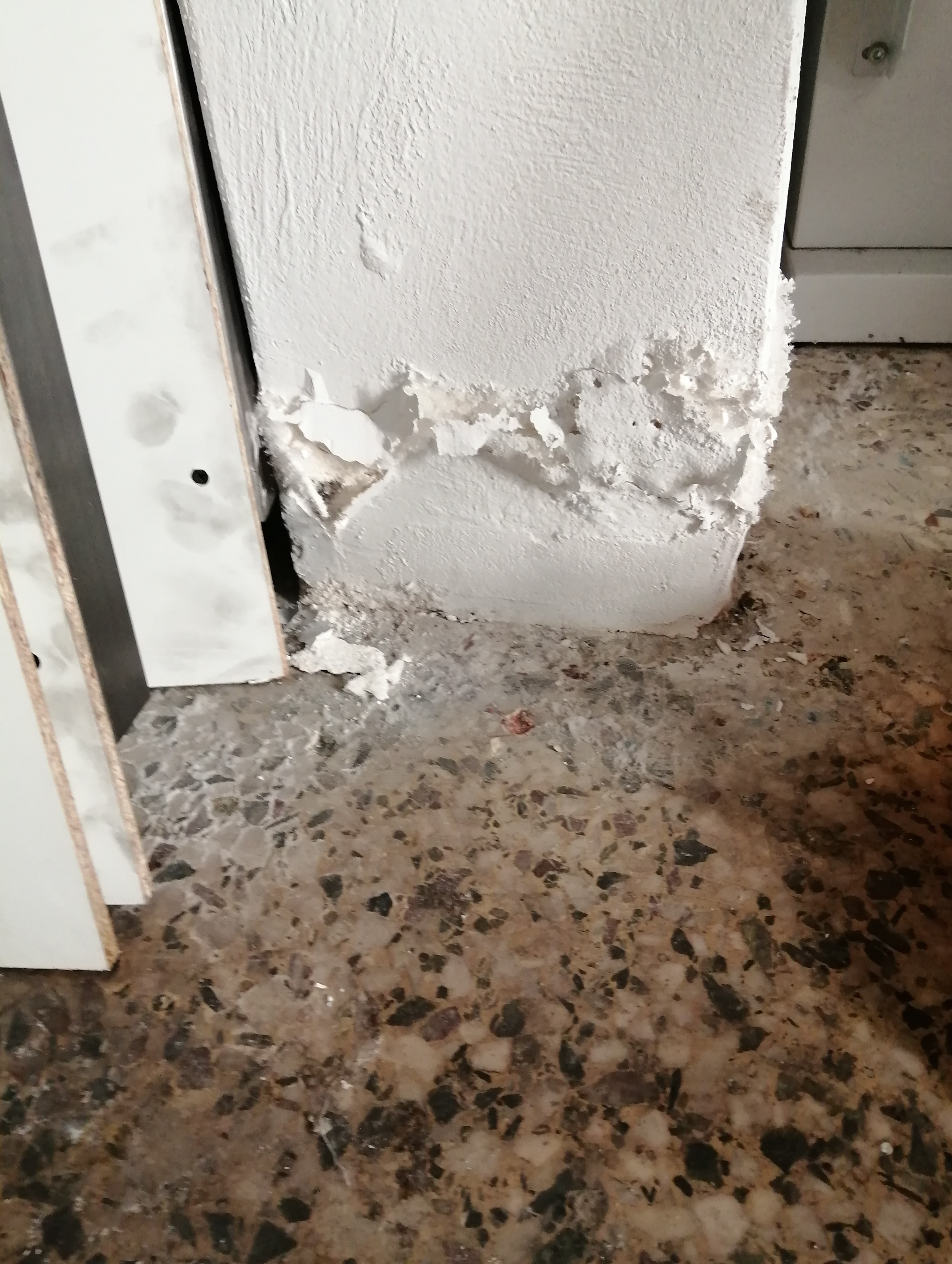 «Μια δεκαετία κάτω από το νερό»: Η κραυγή απόγνωσης δημότη για τις πλημμύρες στην οδό Αραχώβης στο Μοσχάτο