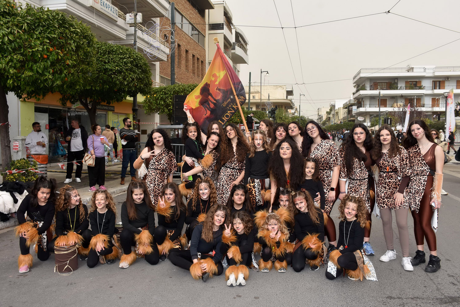Χιλιάδες καρναβαλιστές και χρώμα στη μεγάλη παρέλαση του Δήμου Μοσχάτου-Ταύρου