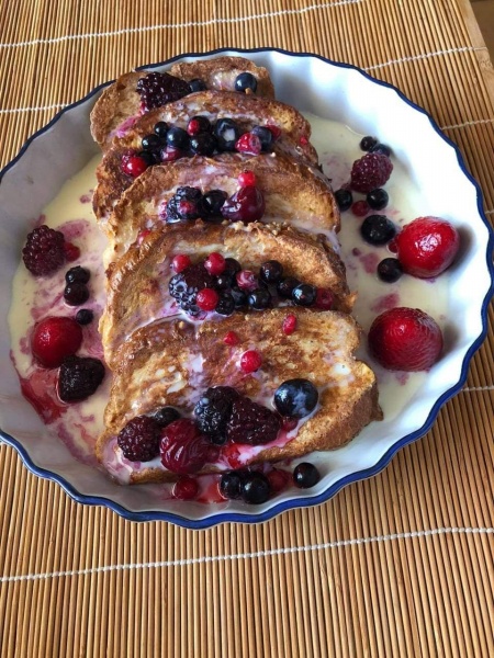 French toast με γλυκιά σάλτσα  και φρούτα του δάσους!