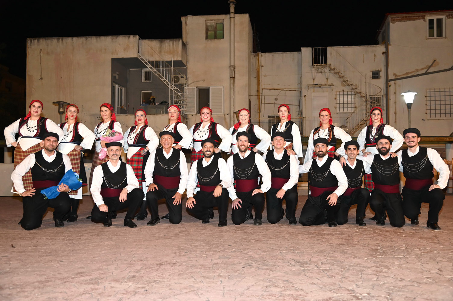 «Ρίζα μου κι αναθυμιά μου…»: Μια λαμπερή βραδιά παράδοσης στο Μοσχάτο