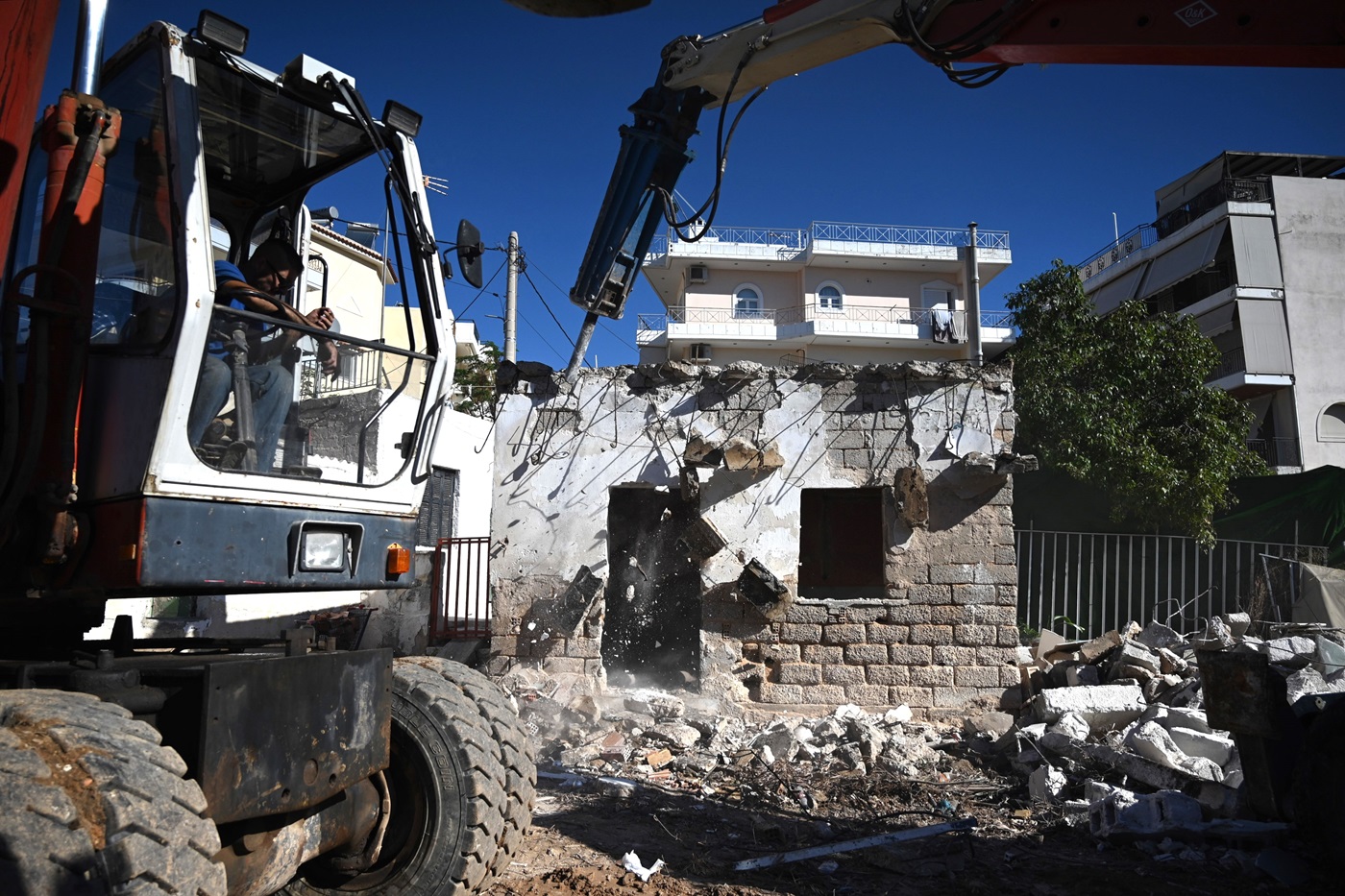 Ιστορική εξέλιξη μετά από 50 χρόνια: Κατεδάφιση αυθαιρέτων στο Ρέμα Πικροδάφνης