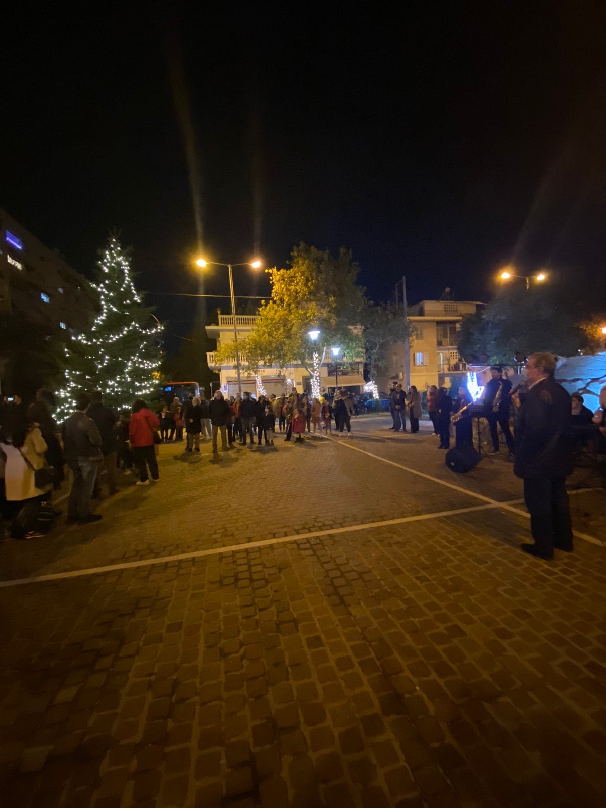 Δήμος Μοσχάτου-Ταύρου: Ιδιαίτερα επιτυχημένο το Άναμμα του Χριστουγεννιάτικου Δένδρου στον Ταύρο