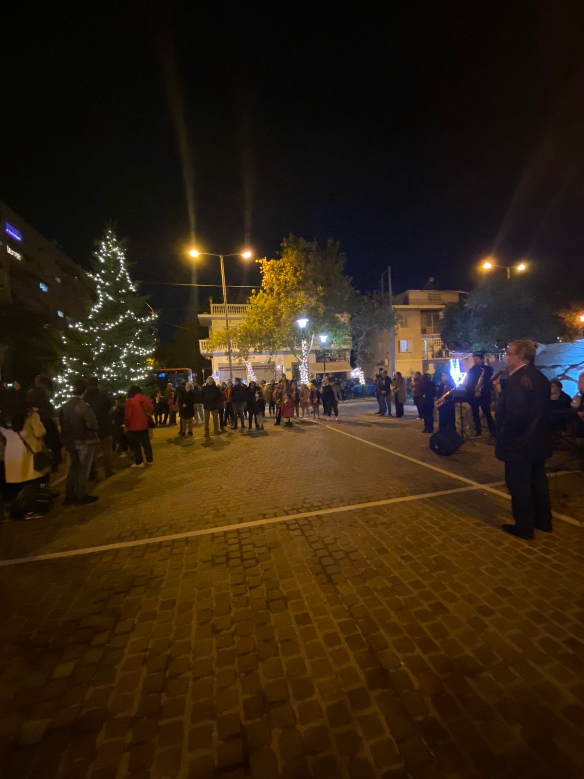 Δήμος Μοσχάτου-Ταύρου: Ιδιαίτερα επιτυχημένο το Άναμμα του Χριστουγεννιάτικου Δένδρου στον Ταύρο