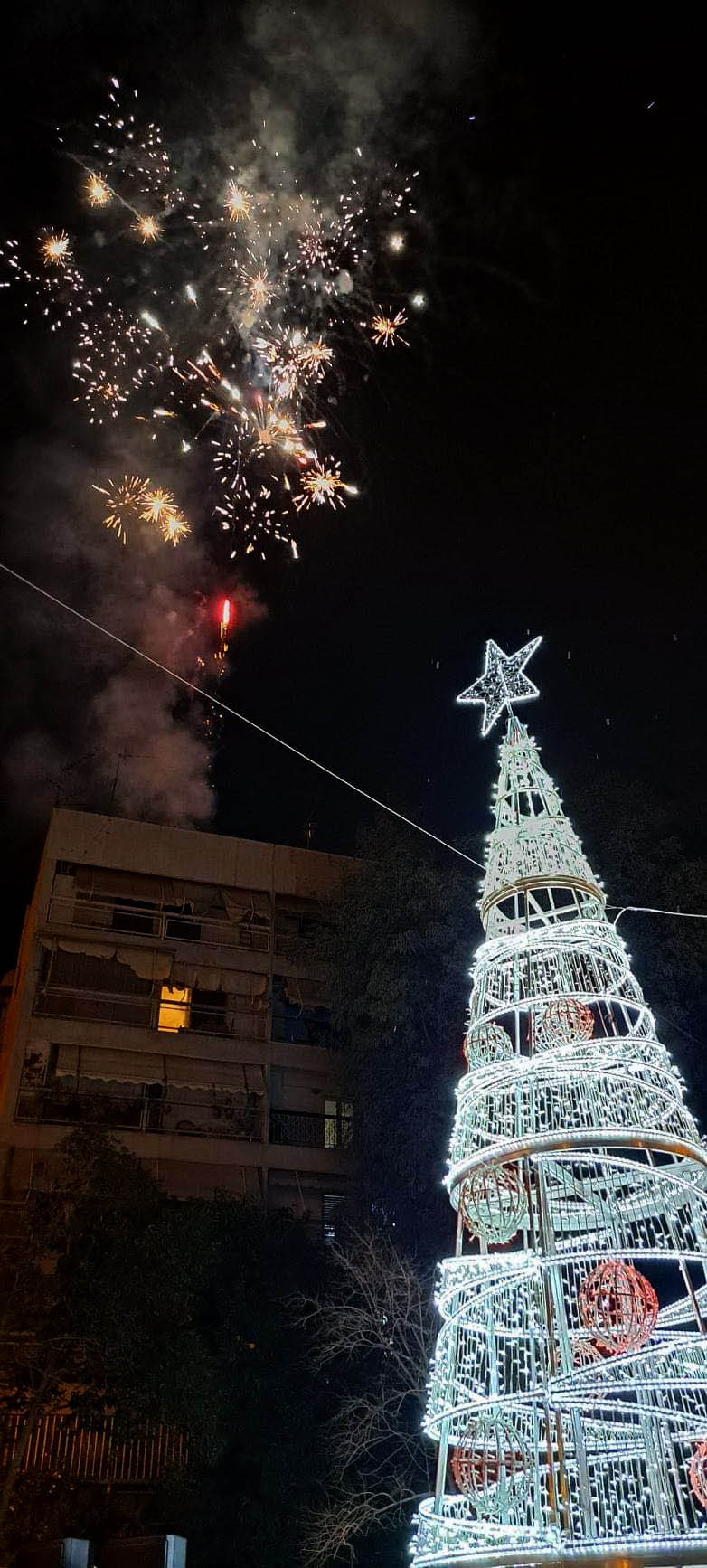 Άναψαν τα Χριστουγεννιάτικα δέντρα σε Μοσχάτο και Ταύρο